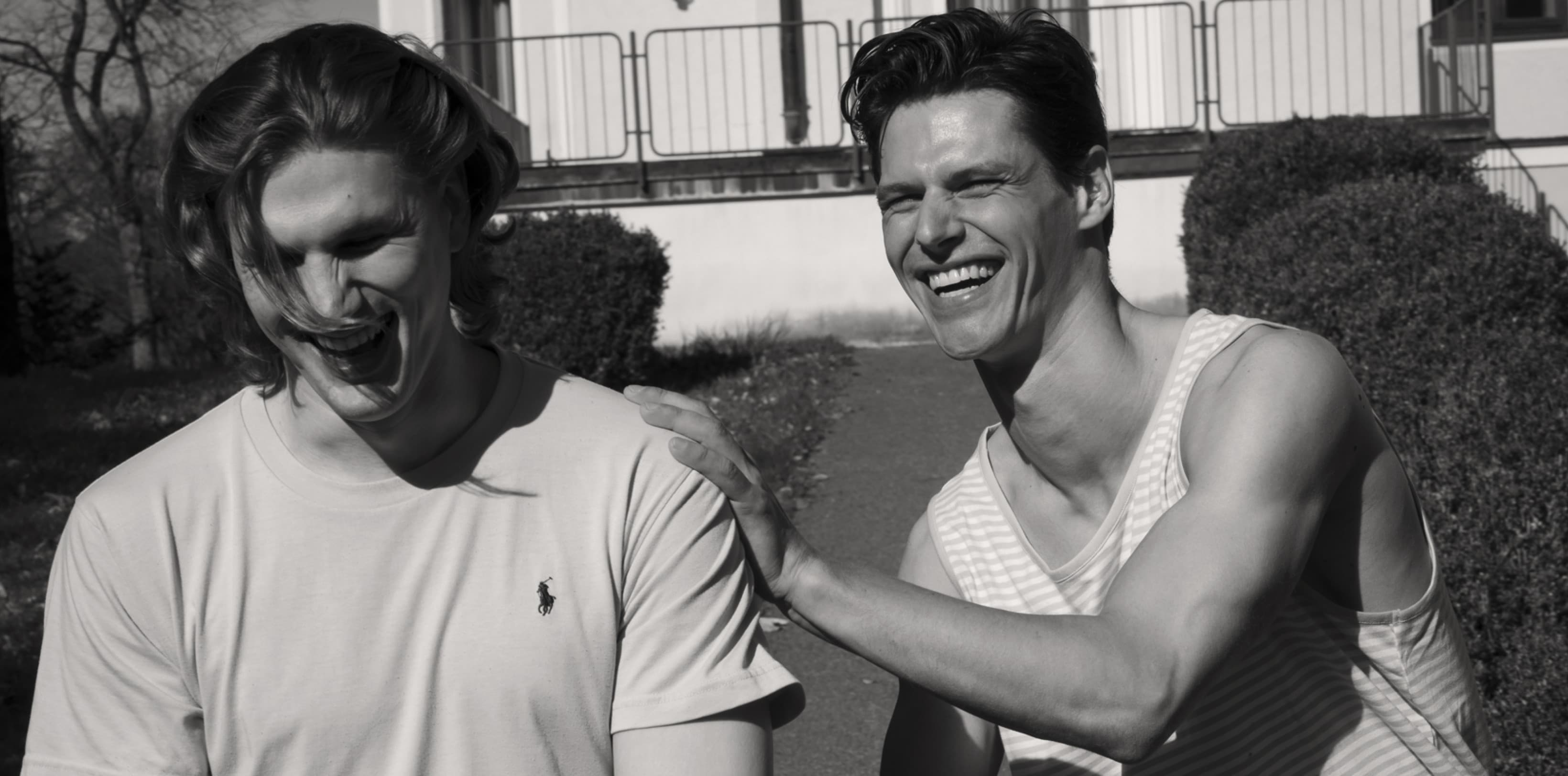 Zwei Männer gehen lachend durch den Garten im hideauts hotels Der Rosengarten