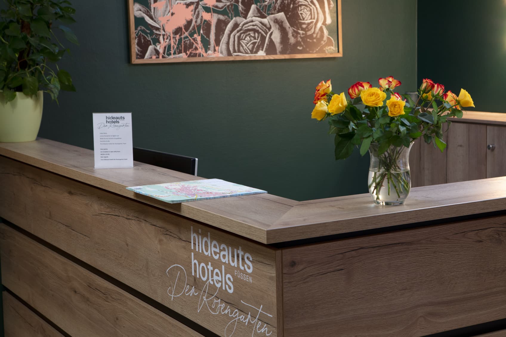 Ansicht der Rezeption im Eingang des hideauts hotels Der Rosengarten