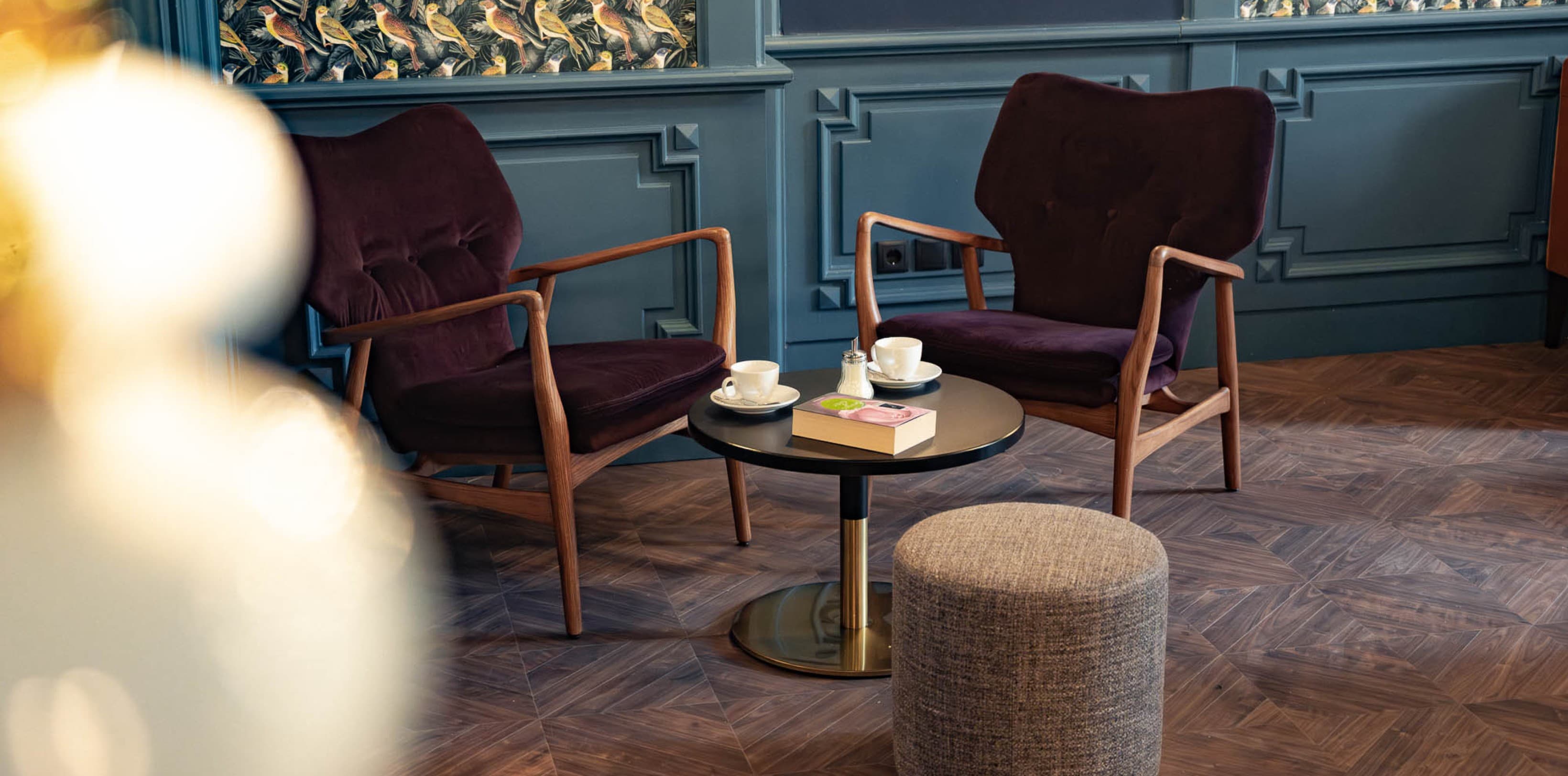 After a long day, come and relax in our lounge. The two big armchairs invite you to read a book or have a cup of coffee and enjoy the view into the garden.