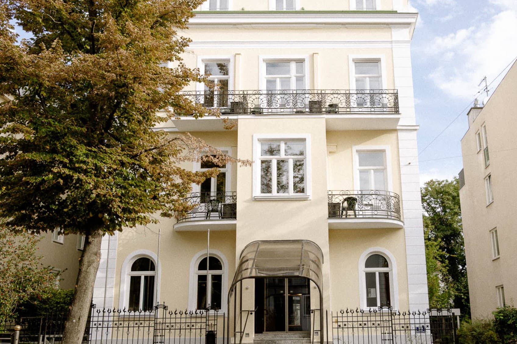 The fully shown villa is loacted in the Hasenauerstraße in Vienna and is part of the beautiful cottage district.