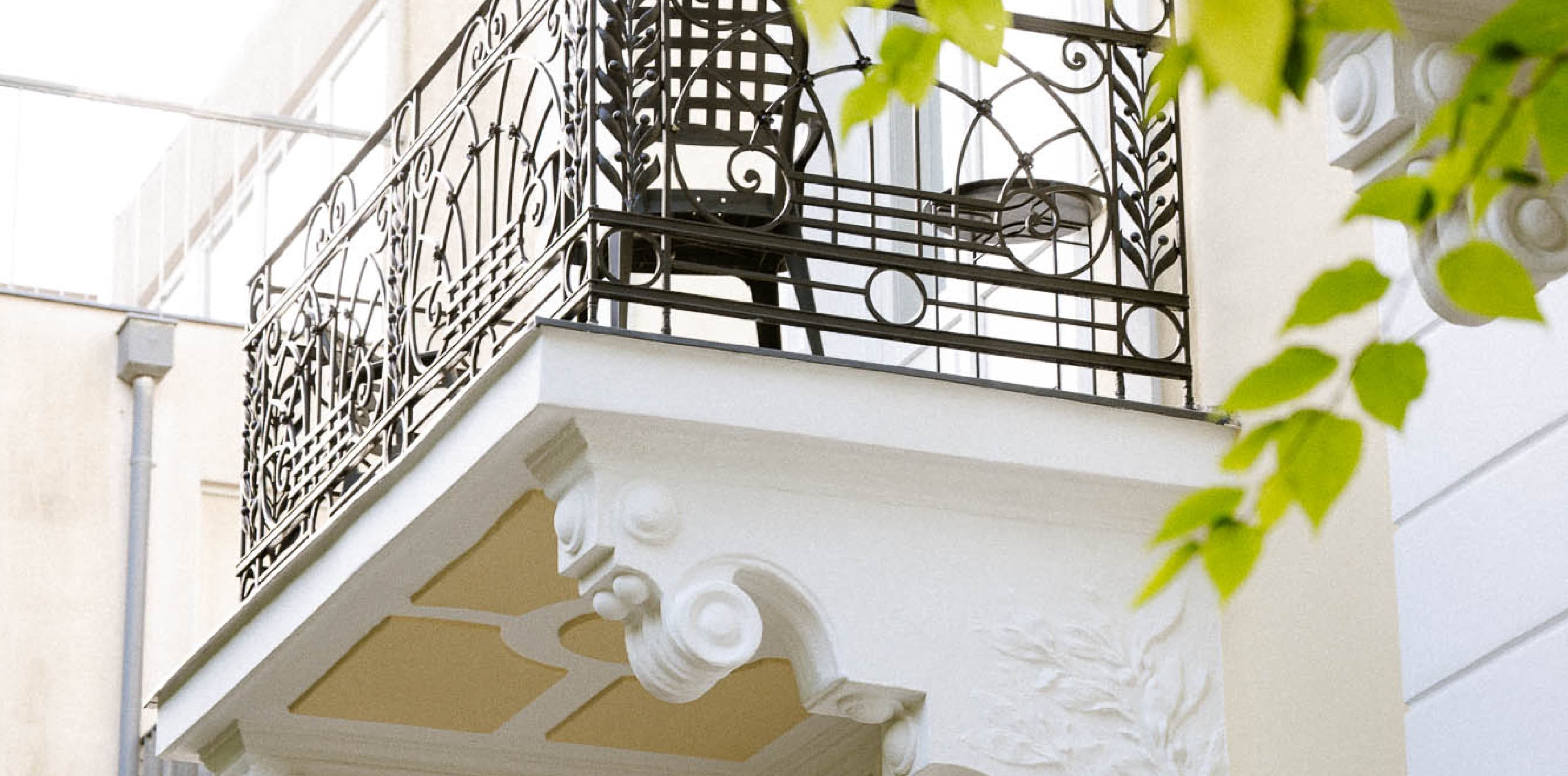 Hier sehen Sie einen der Balkone, die zur Villa gehören und zu unserer Kategorie „Chic Garden View“ zählen. Genießen Sie die Sonne, während Sie auf dem Balkon sitzen.