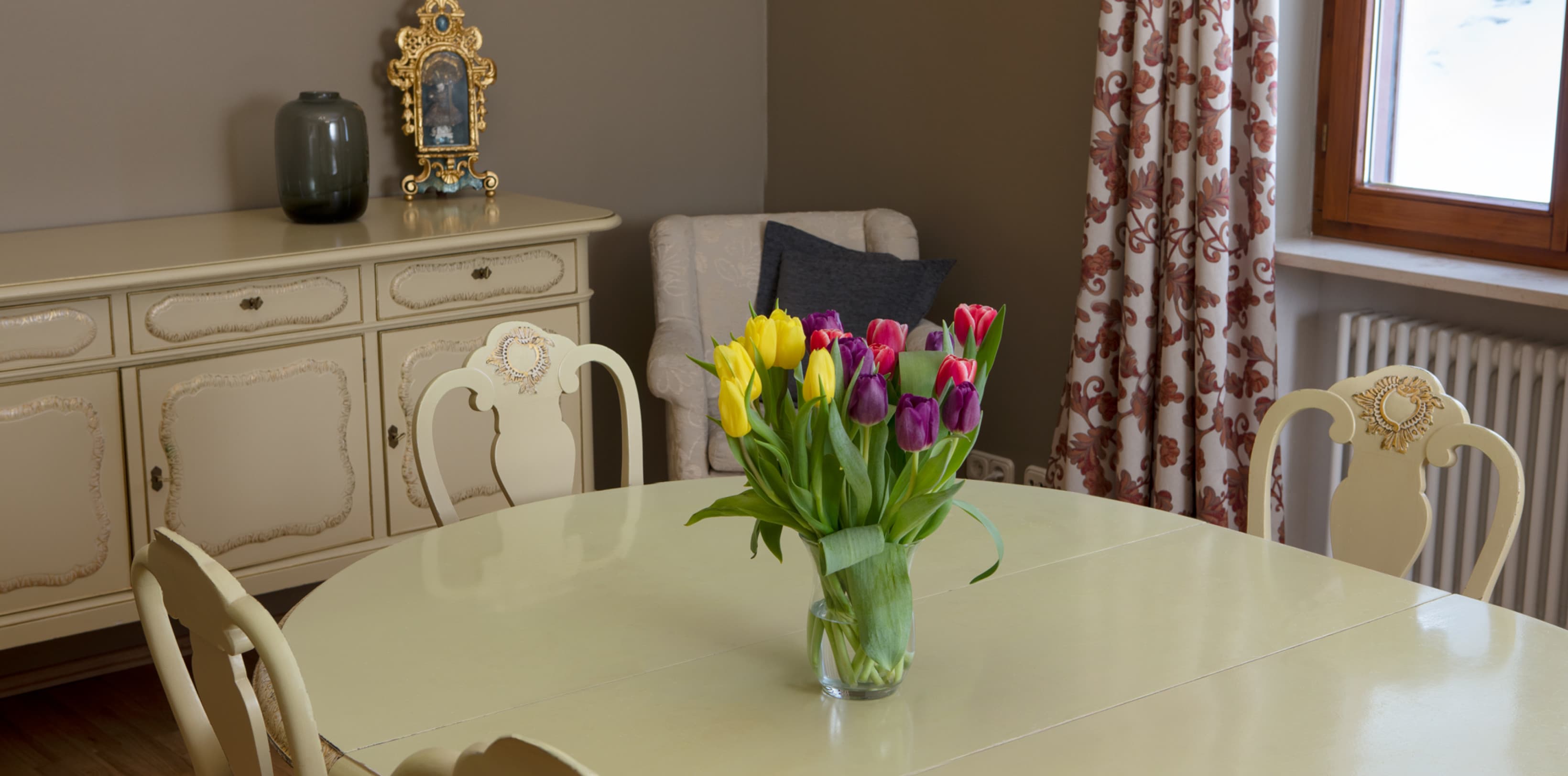 Der Community Raum im hideauts hotels Der Rosengarten auf em ein Blumenstrauß auf dem Tisch steht