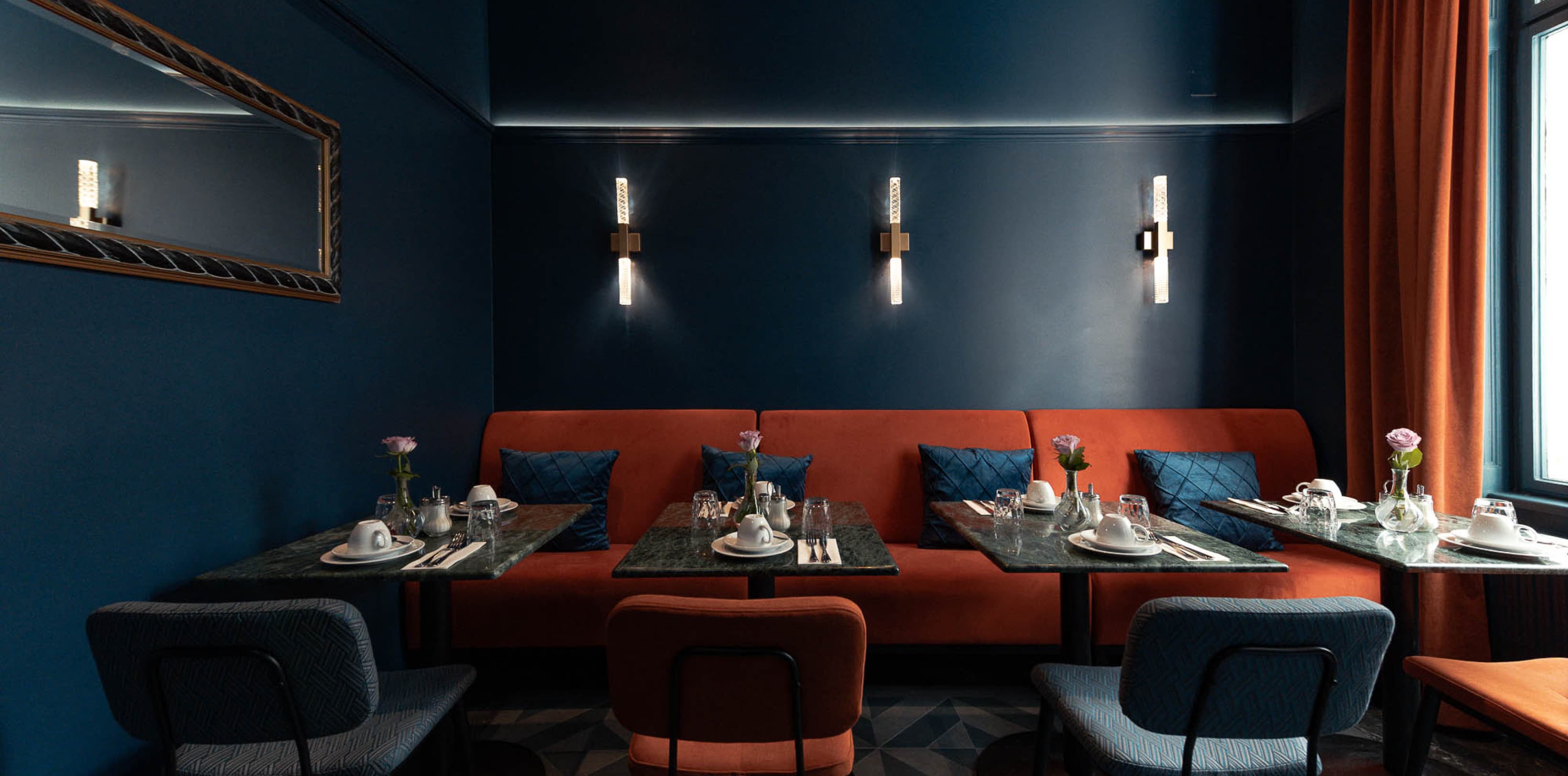 Genießen Sie unser im Preis inbegriffenes Frühstück in unserer Lobby und starten Sie mit einer großen Tasse Kaffee gut in den Tag. Die Lounges bieten ausreichend Platz für alle.