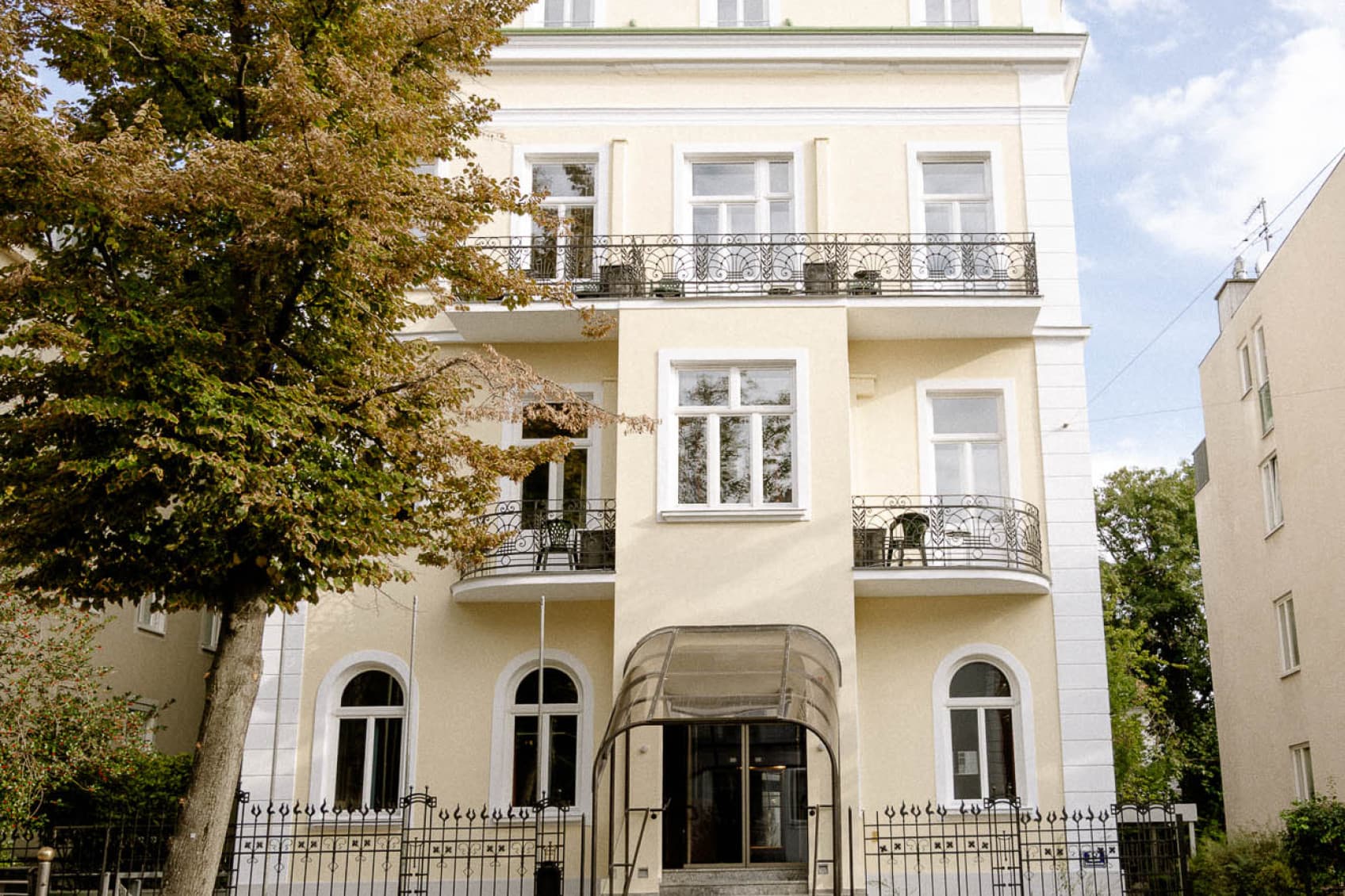 Die voll gezeigte Villa befindet sich in der Hasenauerstraße in Wien und ist Teil des schönen Villenviertels.