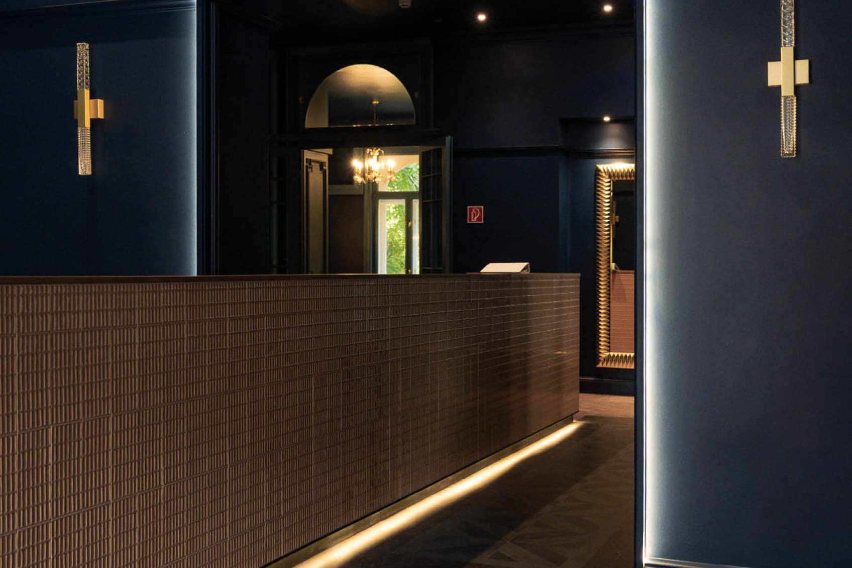 Der Eingangsbereich führt zur Lobby und Lounge sowie zu den Zimmern und zum Aufzug. Der schöne Torbogen zeigt die Schönheit der alten Villa.